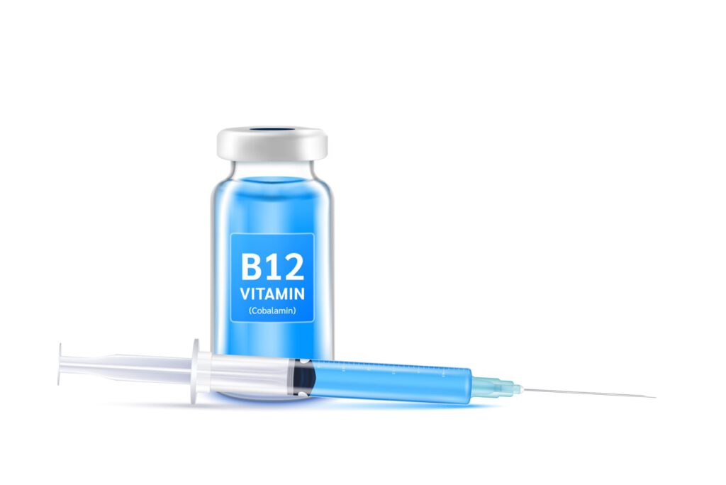 Ampulle mit Vitamin B12 und einer aufgezogenen Spritze