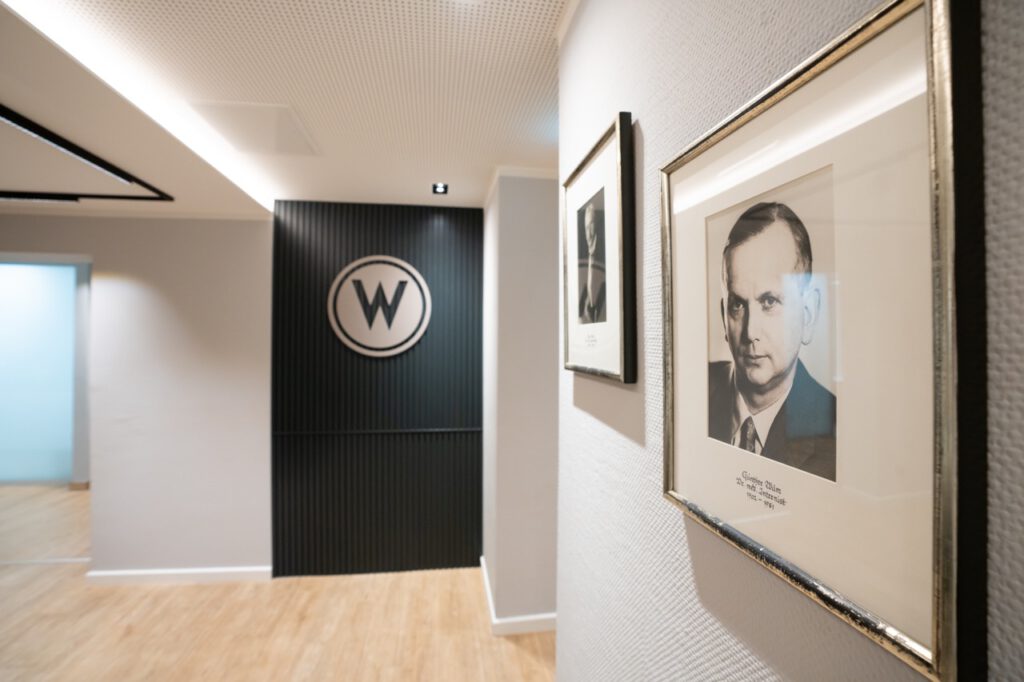 Wartebereich der Praxisgemeinschaft Wilm mit Porträts der Ärzte